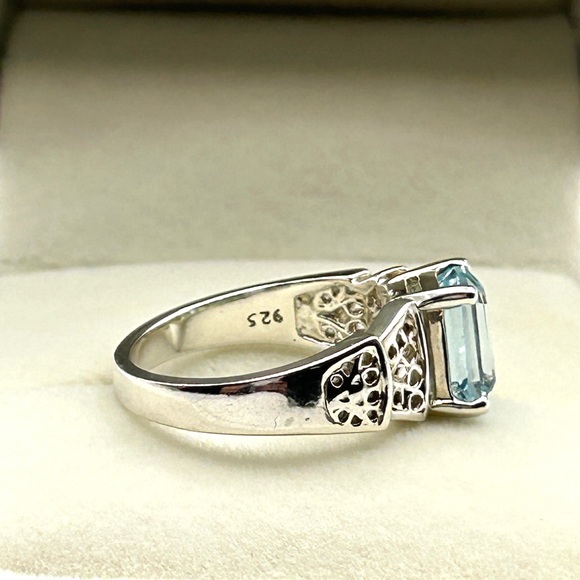 925 Sterling Silver Blue Topaz Ring Signed JED Size 5.5 - Picture 6 of 9